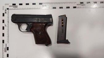 Bundespolizeiinspektion Dresden: BPOLI DD: Schreckschusspistole im Hauptbahnhof Dresden sichergestellt - Frau ohne Waffenschein erwischt