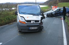 Polizeiinspektion Hameln-Pyrmont/Holzminden: POL-HOL: Landesstraße 550 - Gemarkung Fürstenberg: Zusammenstoß im Begegnungsverkehr fordert zwei Schwerverletzte