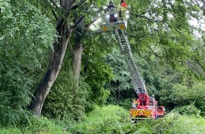 Feuerwehr Sprockhövel: FW-EN: Feuerwehr beseitigt Ölspur und Gefahrenast