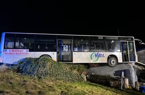 Kreispolizeibehörde Oberbergischer Kreis: POL-GM: Bus kollidiert mit Garage - Garage eingestürzt
