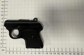 Bundespolizeidirektion Sankt Augustin: BPOL NRW: Schreckschusspistole im Handgepäck - Bundespolizei stellt Waffe bei Luftsicherheitskontrolle sicher