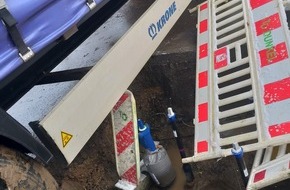 Kreispolizeibehörde Märkischer Kreis: POL-MK: Lkw rangiert während Tiefbauarbeiten über Baugrube