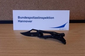 Bundespolizeiinspektion Hannover: BPOL-H: Angriff mit Messer: Mit Haftbefehl gesuchter Mann versucht auf Kontrahenten einzustechen