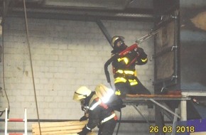 Feuerwehr Bottrop: FW-BOT: Umfangreiche Löscharbeiten bei Brand einer Filteranlage