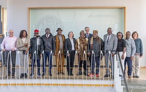 Albert-Ludwigs-Universität Freiburg: Delegation aus Kamerun gedenkt Ahnen an der Universität Freiburg