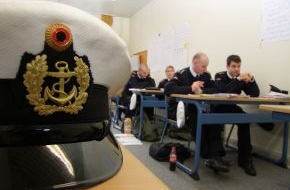 Presse- und Informationszentrum Marine: Deutsche Marine - Pressemeldung: Zivile Ausbildung - Pauken für den soldatischen Dienst und das Leben