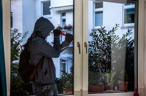 Polizei Mettmann: POL-ME: Einbrüche aus dem Kreisgebiet - Heiligenhaus/Hilden/Langenfeld - 2112017
