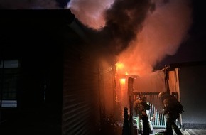 Feuerwehr Helmstedt: FW Helmstedt: Brennt Gartenlaube in voller Ausdehnung