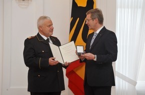 Deutscher Feuerwehrverband e. V. (DFV): Bundespräsident ehrt DFV-Präsidenten Kröger / Einsatz für das Gemeinwesen mit Bundesverdienstkreuz 1. Klasse gewürdigt (mit Bild)