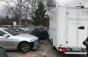 Polizeipräsidium Westpfalz: POL-PPWP: Unfall: Verschluckt - sieben Fahrzeuge und ein Werbeschild beschädigt