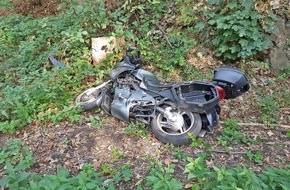 Polizei Mettmann: POL-ME: Motorradfahrer nach Zusammenstoß schwer verletzt -Velbert- 1810030