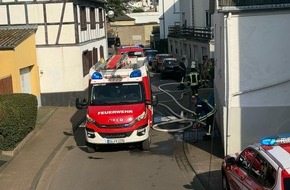 Freiwillige Feuerwehr Bad Honnef: FW Bad Honnef: Pkw und Hecke brennen - Feuerwehr verhindert Übergreifen der Flammen
