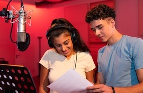 KiKA - Der Kinderkanal ARD/ZDF: 2020: Ein ungewöhnlicher Junior ESC - Live aus Warschau mit eingespielten Videos / Susan und Levent Geiger im Tonstudio