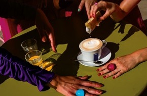 Luigi Lavazza Deutschland GmbH: "Genuss macht uns lebendig"- Lavazza präsentiert den neuen Kalender 2026 von Alex Webb / Die Essenz der Italianità feiert Premiere auf der Art Basel Miami Beach