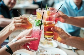 Helios Gesundheit: Alkohol bei hohen Temperaturen – darauf sollte man achten