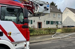 Feuerwehr Moers: FW Moers: Zwei Verletzte bei Küchenbrand in Moers-Meerbeck