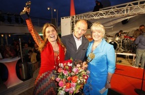Hapag-Lloyd Cruises: 10 Jahre Jubiläum "MS EUROPA meets Sansibar": Sarah Wiener und Peter Lohmeyer sind Mr. und Mrs. Sylt (BILD)