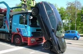 Polizeipräsidium Rheinpfalz: POL-PPRP: Auto fällt von Transporter