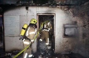 Feuerwehr Ratingen: FW Ratingen: Folgemeldung zur Meldung "Nächtlicher Großeinsatz - Vereinsheim im Vollbrand"