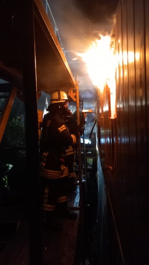 POL-STD: Dachstuhlbrand in Horneburger Kindergartenneubau