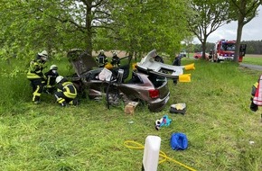 Freiwillige Feuerwehr Bedburg-Hau: FW-KLE: Zwei Verletzte nach Verkehrsunfall: Fahrerin muss aus Fahrzeug befreit werden