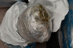 Polizei Düsseldorf: POL-D: Vermeintlicher Kofferdieb entpuppt sich als mutmaßlicher Drogenkurier - Etwa 12 Kilo Marihuana sichergestellt - Festnahme - Haftrichter