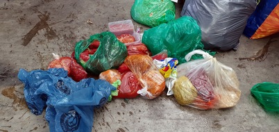 Kreispolizeibehörde Olpe: POL-OE: Altkleider mit Lebensmittelresten verunreinigt