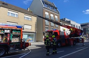 Feuerwehr Bergheim: FW Bergheim: Wohnungsbrand in Mehrfamilienhaus Eine verletzte Person - Zwei Katzen gerettet - Weitere Eins&auml;tze am Nachmittag