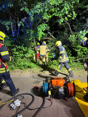 FW-GE: Verkehrsunfall mit einer eingeschlossenen Person