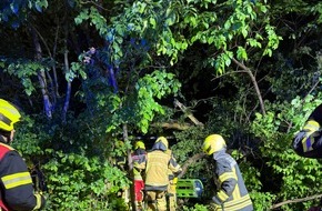 Feuerwehr Gelsenkirchen: FW-GE: Verkehrsunfall mit einer eingeschlossenen Person