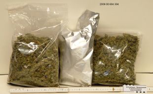 Polizeiinspektion Cuxhaven: POL-CUX: Vermeintlicher Drogenkurier in Haft - Polizei beschlagnahmt 2,5 Kilo Marihuana (siehe Bildanlage in digitaler Pressemappe als Download)