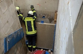 Feuerwehr und Rettungsdienst Bonn: FW-BN: Baustellenunfall mit glücklichem Ausgang - Feuerwehr befreit zwei Bauarbeiter aus Hohlraum