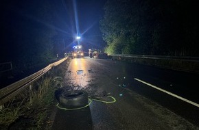 Kreispolizeibeh&ouml;rde Rhein-Kreis Neuss: POL-NE: Verkehrsunfall unter Beteiligung eines Notarztwagens fordert drei leichtverletzte Personen