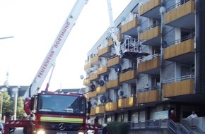 Feuerwehr Dortmund: FW-DO: Mitte: Patientin mit Teleskopmast schonend aus Wohnung transportiert.