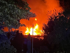 FW Lehrte: Laubenbrand entwickelt sich zum Großfeuer - Ausfall des Digitalfunk erschwert den Einsatz
