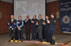 Hochschule der Polizei: HDP-RP: "Ich will hören, was Sie erleben!"

Joachim Gauck im Gespräch mit jungen Polizeibeamtinnen und Polizeibeamten