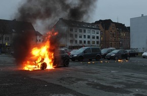 Polizei Paderborn: POL-PB: Brennendes Auto macht sich selbständig