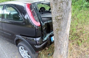 Kreispolizeibehörde Olpe: POL-OE: Autofahrer rollt rückwärts gegen Baum