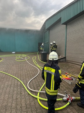 FW-EN: Brand auf Bauernhof- 45 Einsatzkräfte der Hattinger Feuerwehr üben den Ernstfall