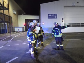 FW-AR: Löschzug Bruchhausen/Niedereimer trainiert Ernstfall mit Betriebsfeuerwehr