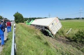 Polizeiinspektion Oldenburg-Stadt / Ammerland: POL-OL: +++Vollsperrung nach Verkehrsunfall auf A 29 bei Wilhelmshaven - Sattelzug kommt von Fahrbahn ab+++