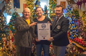 REKORD-INSTITUT für DEUTSCHLAND: Ehepaar Jeromin platziert 621 geschmückte Weihnachtsbäume in ihrem Haus in Rinteln und erzielt neuen RID-Weltrekord