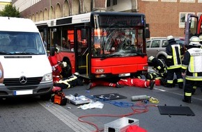 Feuerwehr Essen: FW-E: Junge Frau von Bus angefahren, schwer verletzt