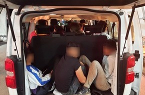 Bundespolizeidirektion München: Bundespolizeidirektion München: Bundespolizisten stoppen völlig überfüllten Kleinbus in der Kontrollstelle Schleuser unter Drogen