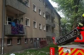 Feuerwehr Bergheim: FW Bergheim: Feuerwehr rettet mehrere Personen bei Kellerbrand in Bergheim Sieben Personen über Leitern aus Mehrfamilienhaus gerettet - Feuerwehr brachte Brand schnell unter Kontrolle