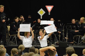 POL-SZ: &quot;Namene&quot; als Präventionsprojekt für Schulen. Polizeimusikorchester Niedersachsen und Präventionsteam der Polizei Wolfenbüttel präsentierten.