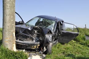 FW-KLE: Verkehrsunfall/ 29jährige Bedburg-Hauerin wird in ihrem Fahrzeug einklemmt.