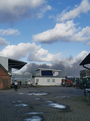 POL-STD: Feuer in Lagerhalle auf Obsthof im Alten Land