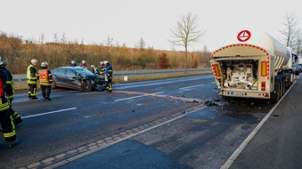 Feuerwehr Dortmund: FW-DO: PKW fährt gegen geparkten Tanklastzug - Fahrerin leicht verletzt