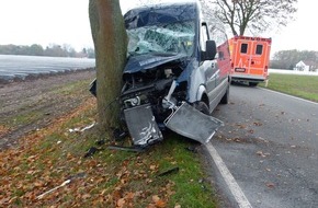 Polizei Minden-Lübbecke: POL-MI: Kleintransporter prallt gegen Baum - Fahrer (51) leicht verletzt